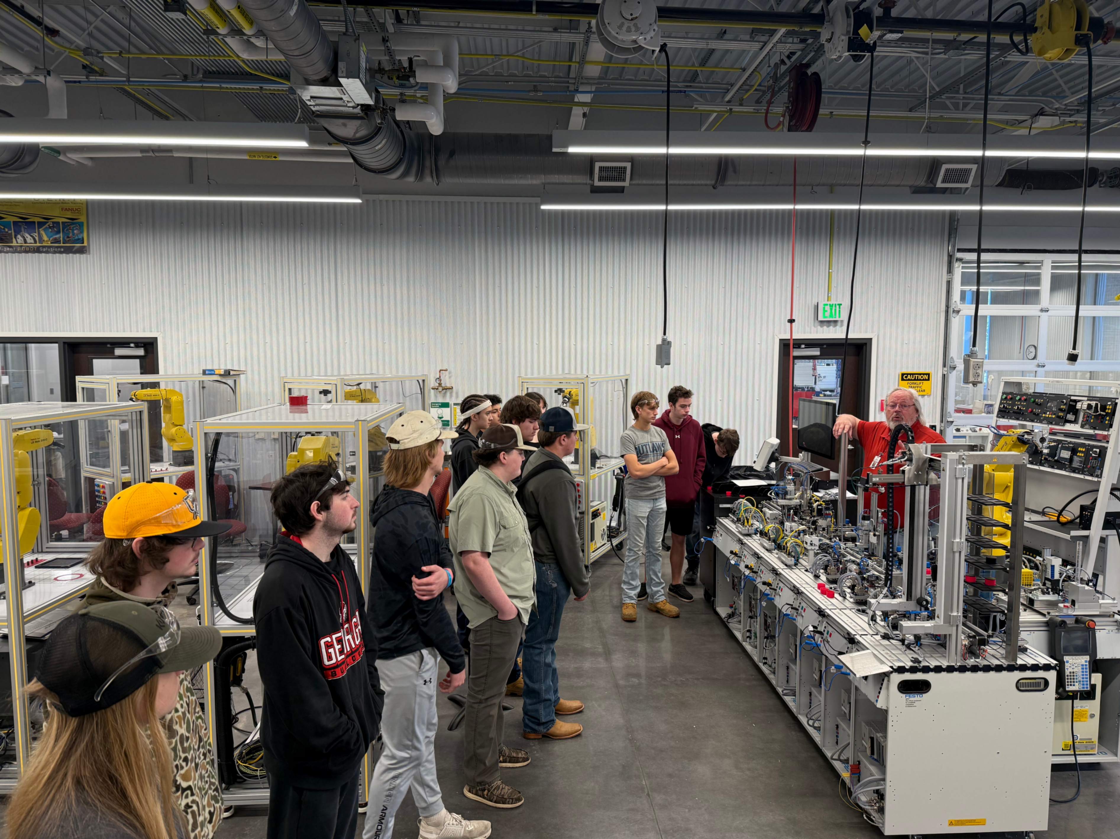 students visiting the advanced manufacturing center at GSCC