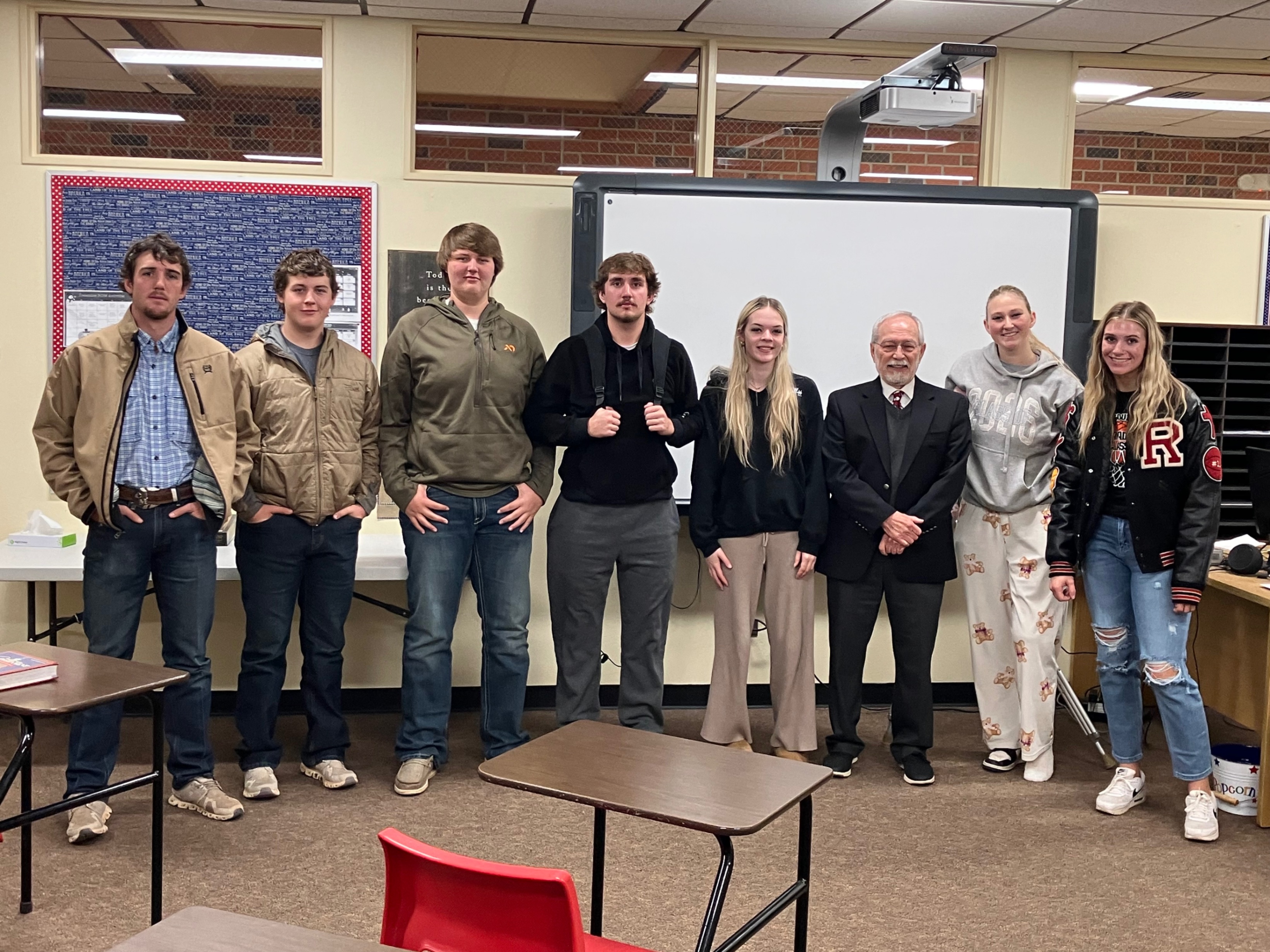 Judge Pat Versteeg visited with seniors in government class on Friday .