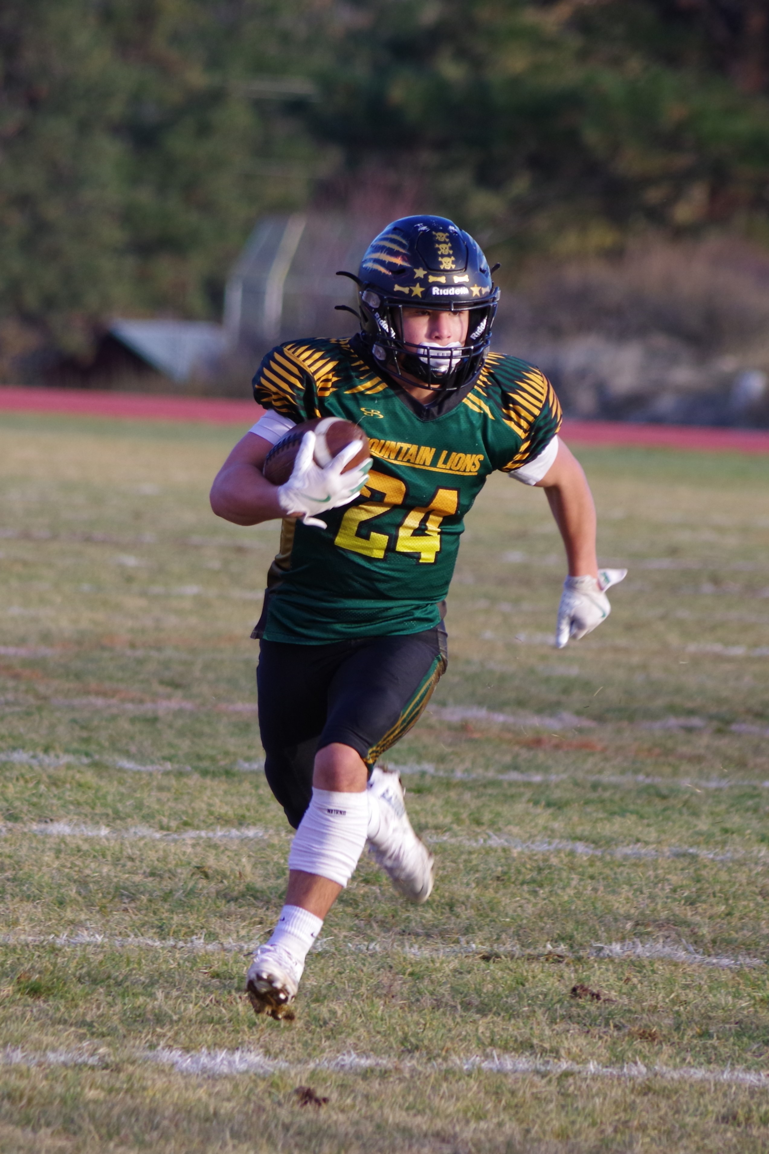 Yolo Paz heads for the endzone (Photo courtesy of Josh Thomson)