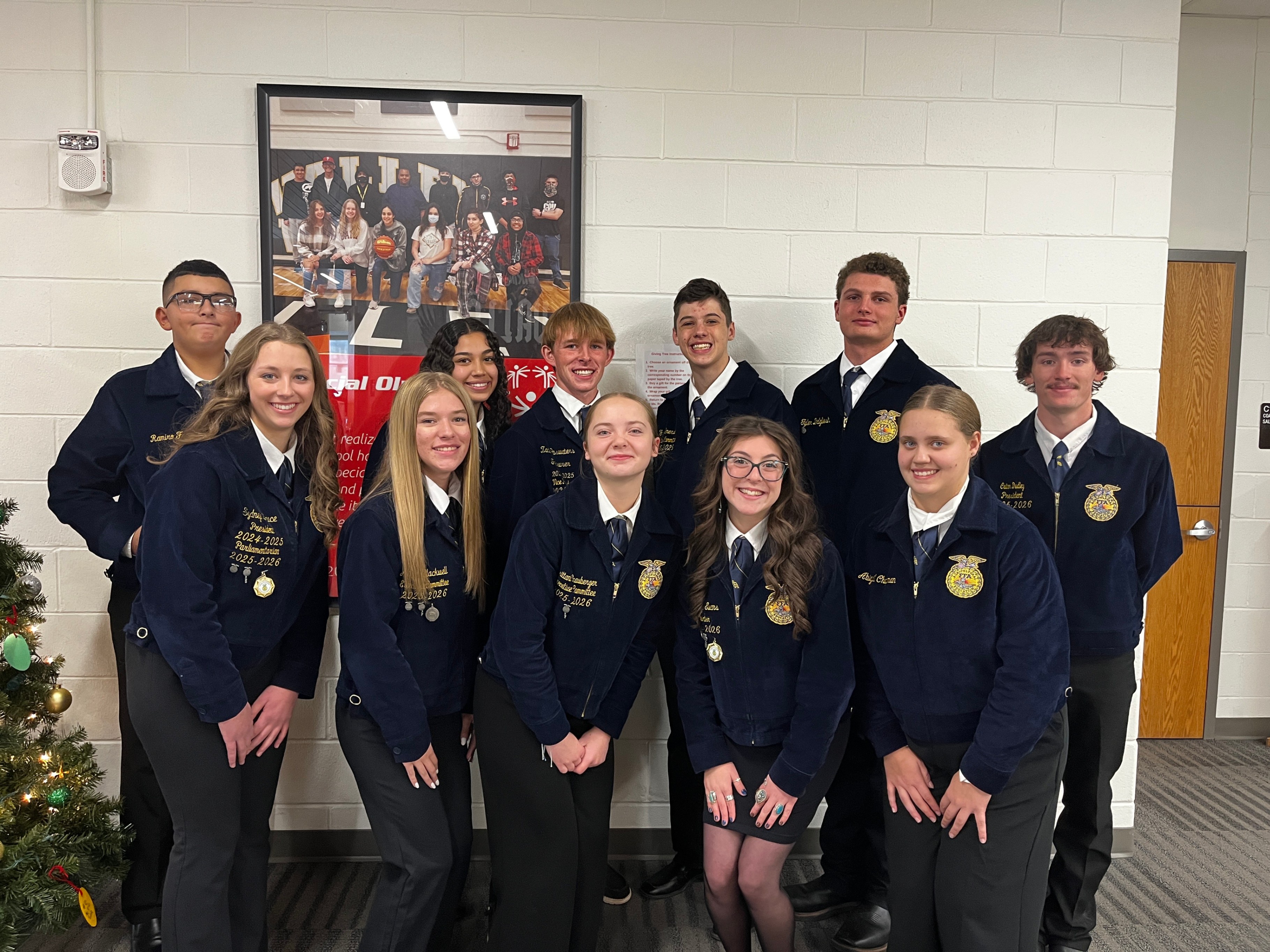11 students smiling for a group photo 