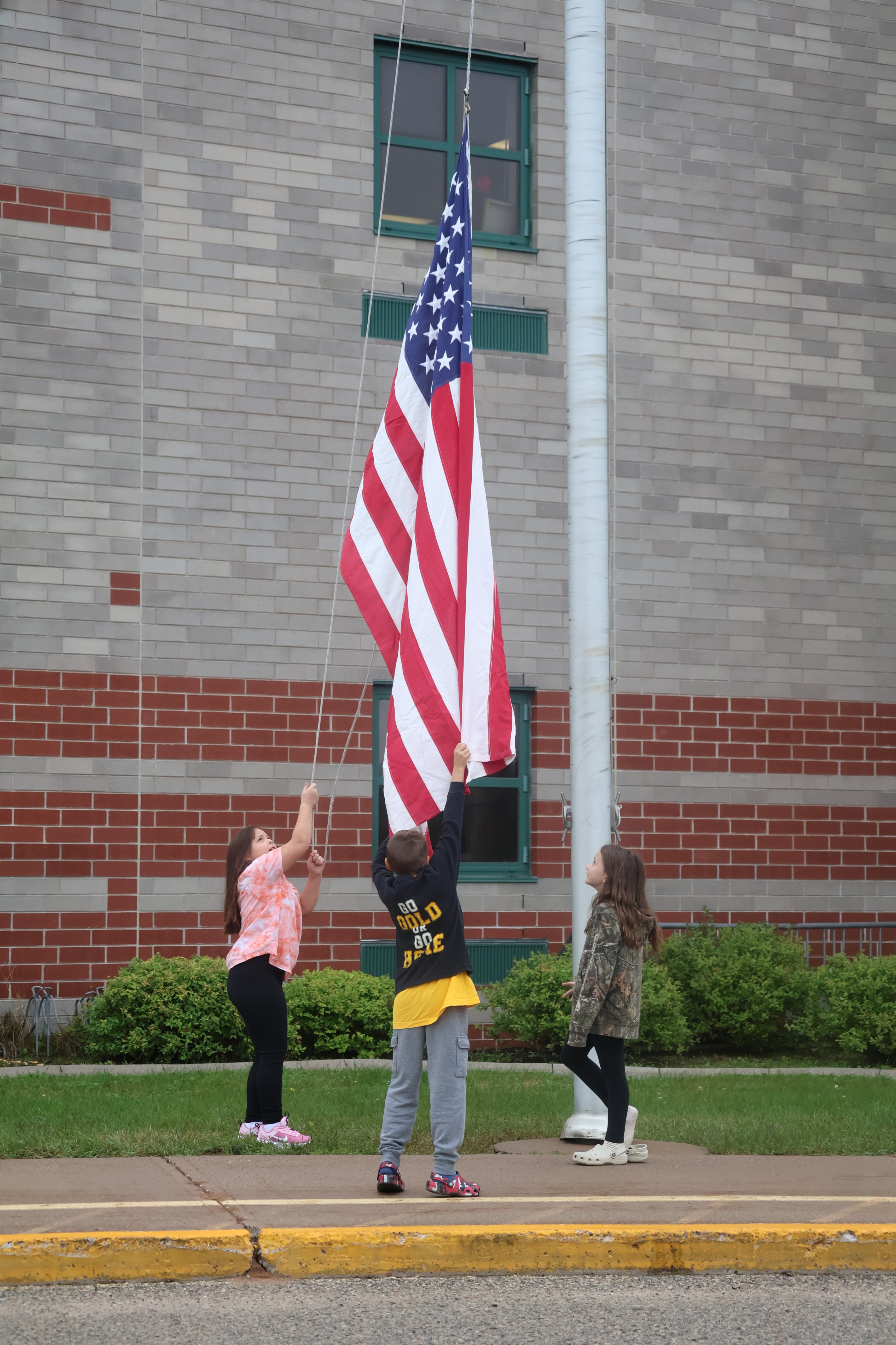 Students raise flag 