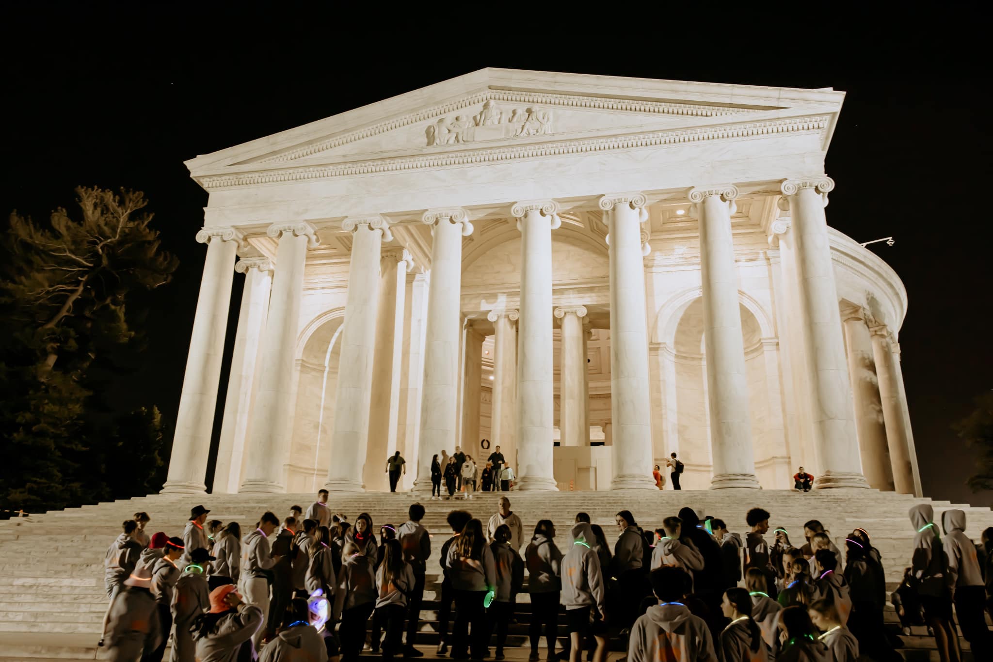 Students outside the Lincoln Memorial