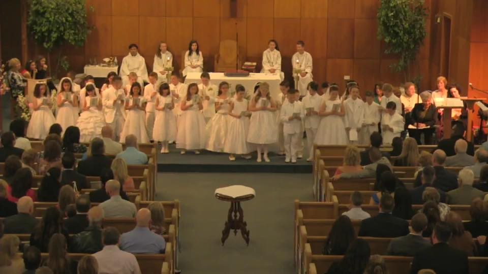 image of second graders at their first holy communion ceremony