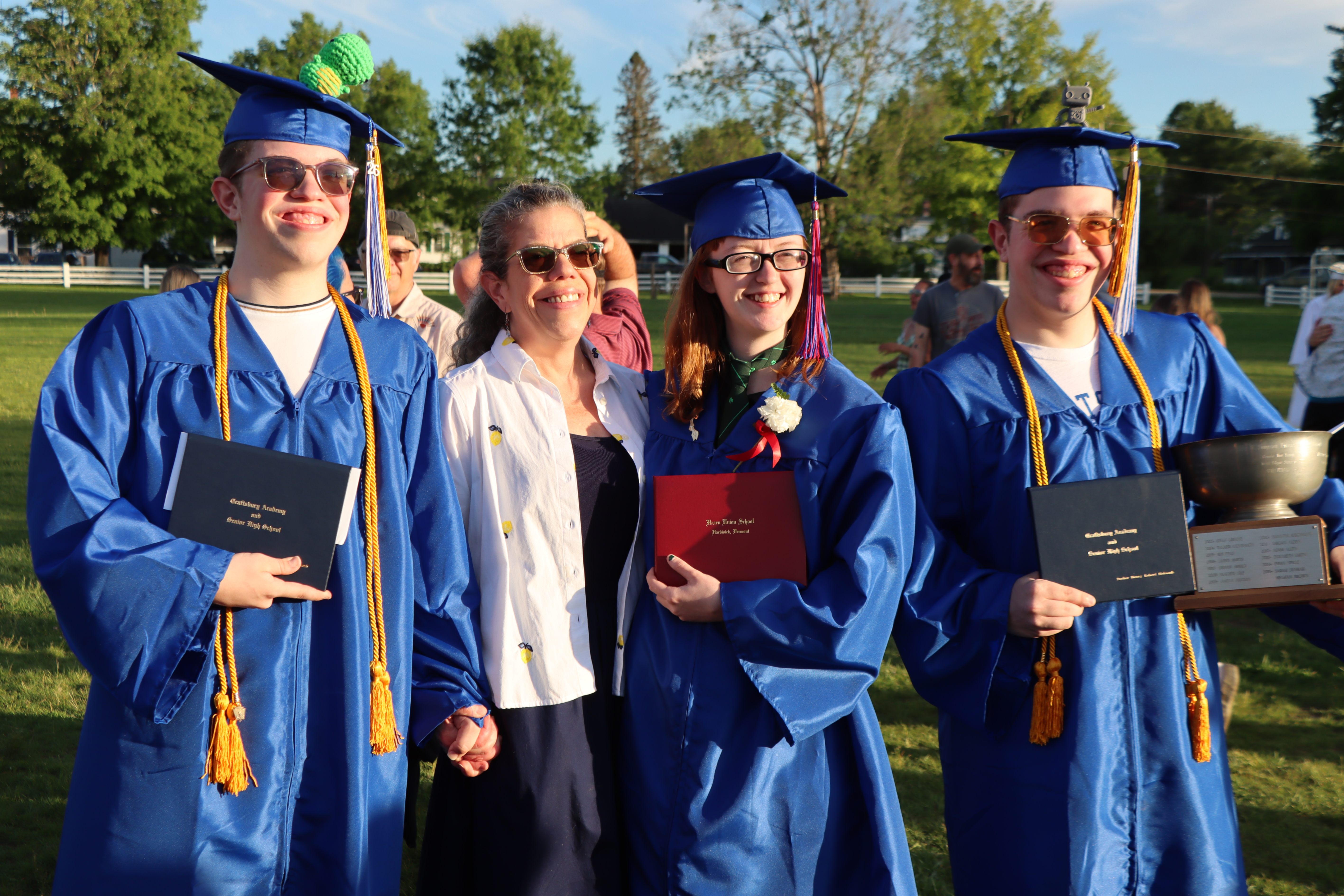 graduates with family